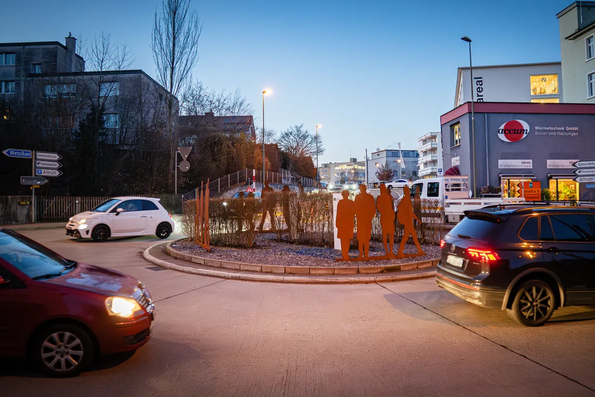 Vom Kreisel im Mitteldorf gelangt man über Bertschikon nach Uster oder über die Altrüti nach Mönchaltorf und Oetwil. Autos fahren in einem Kreisel.